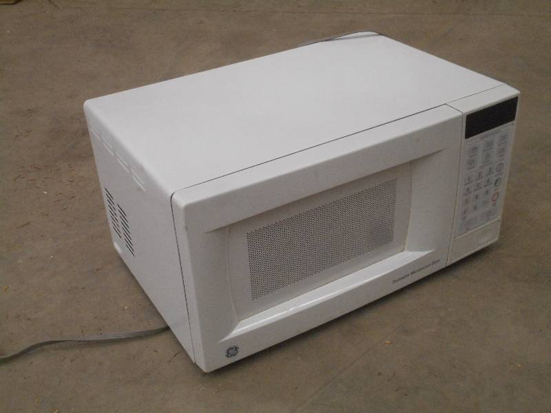 lot 77 image: GE Turntable Microwave, Works ...