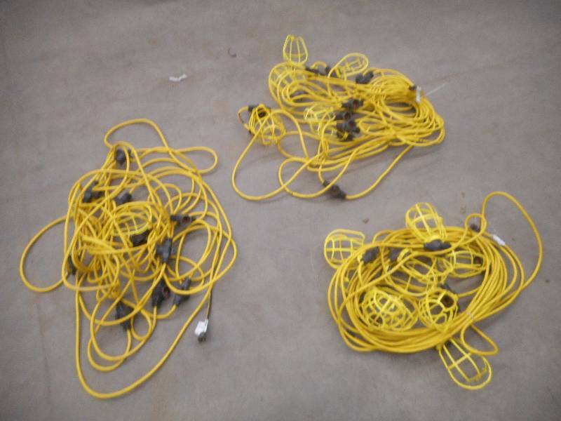 lot 86 image: Lot Of (3) 120Volt Electric Work Li...