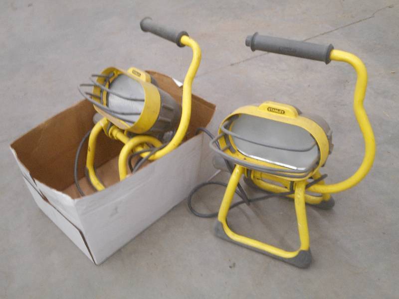 lot 92 image: (2) Stanley 120Volt Work Lights ...