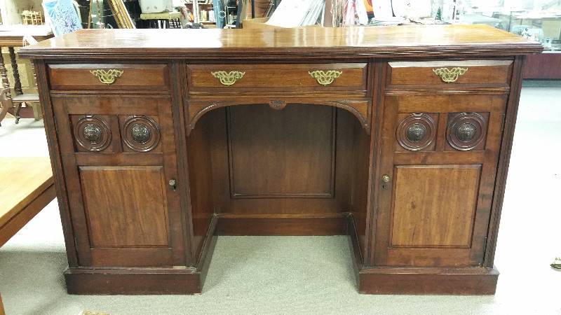 lot 13 image: 1800s Victorian Mahogany Server