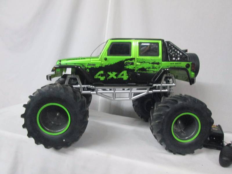 lot 21 image: New Bright Remote-Controlled 4-Door Jeep