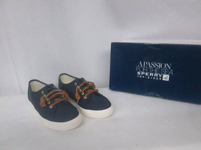 lot 49 image: Sperry Womens Seacoast Canvas Sneaker