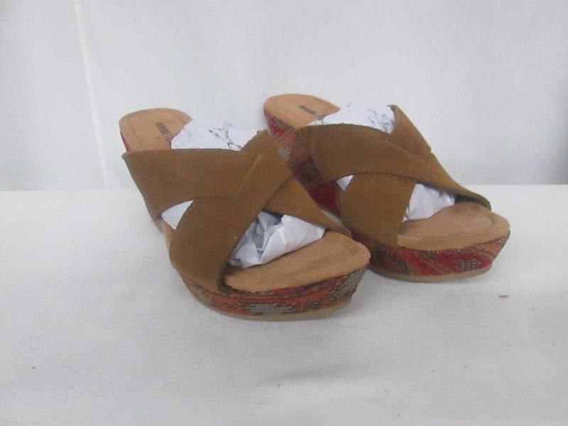 lot 47 image: Minnetonka Womens Kylie Sandal
