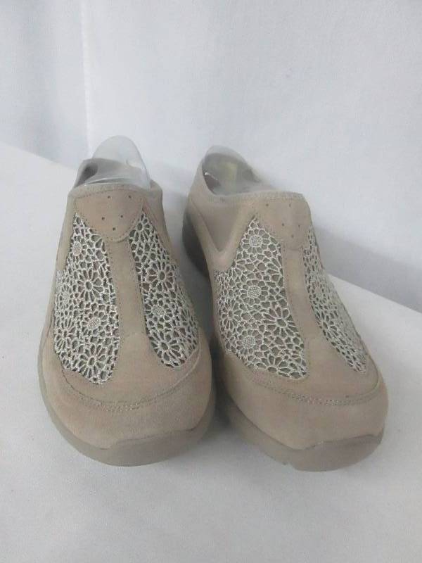 lot 42 image: Skechers Modern Comfort Womens Relaxed Living Shoe