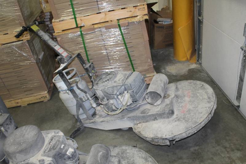 lot 8 image: Commercial Floor Polisher w Propane Tank