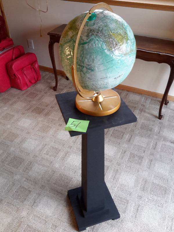 lot 51 image: Wood plantlamp stand and Globe