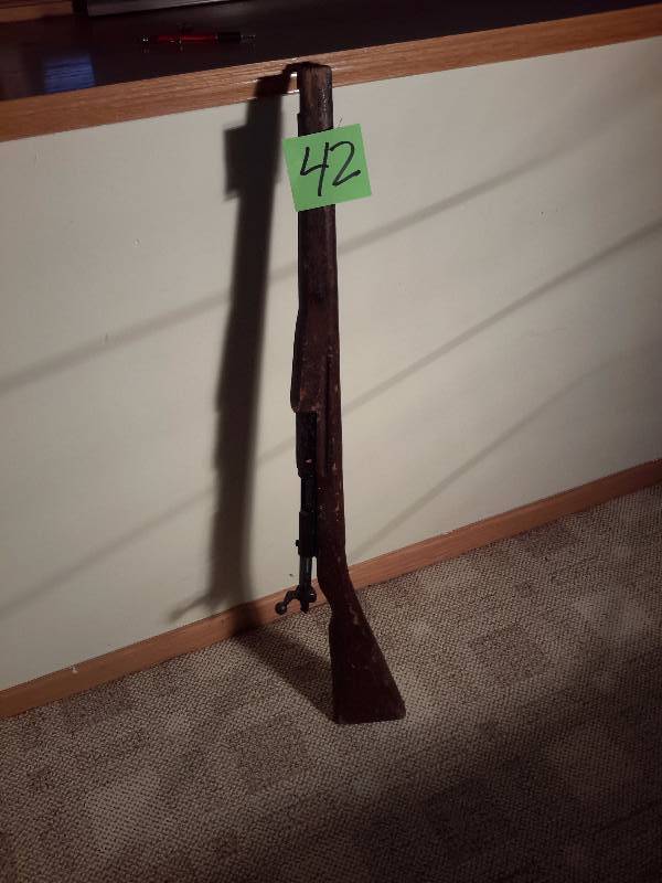 lot 42 image: Folk Art Gun.. Not real.. Looks very old