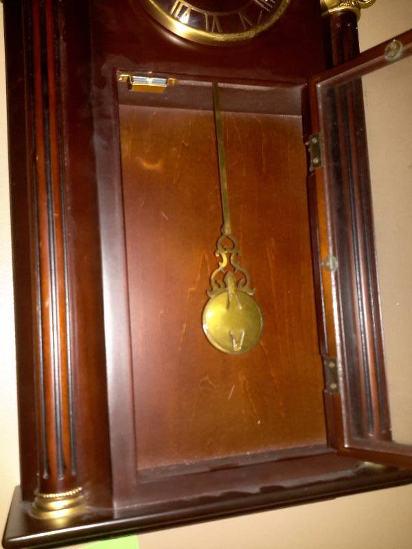 lot 89 image: Bombay Battery operated pendulum clock