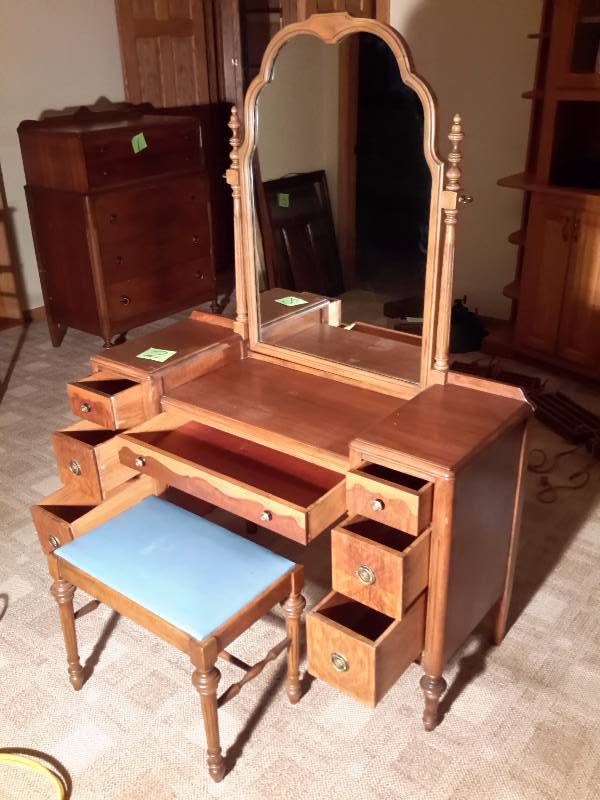 lot 2 image: Nice Dressing table with mirror and bench.. Matches lot 1K