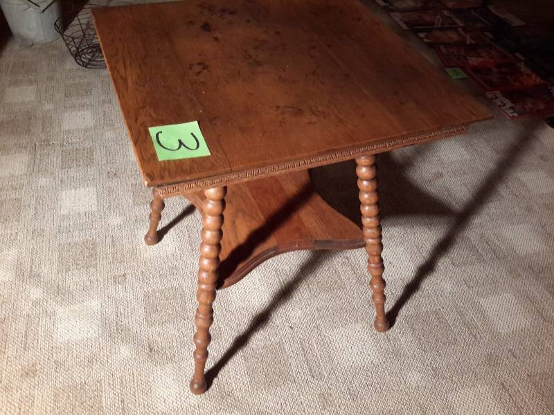 lot 3 image: Nice Occassional table.. Oak wood..