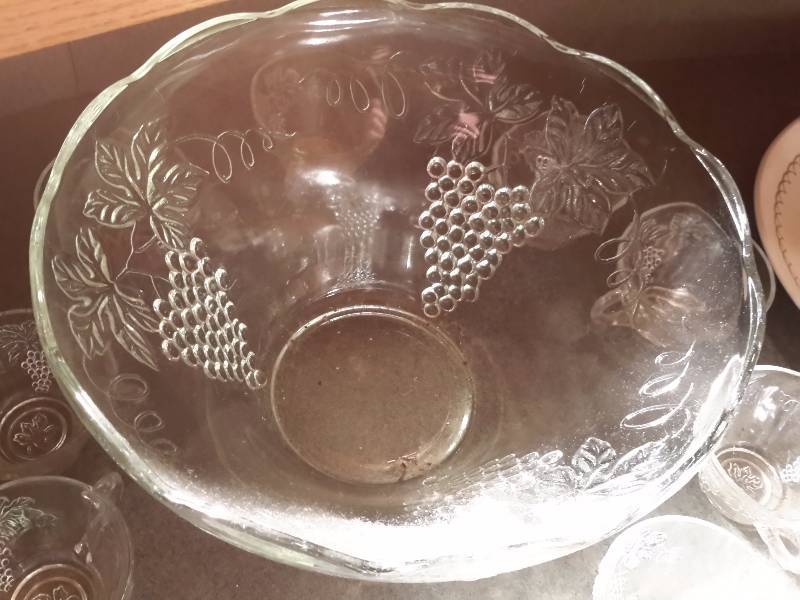lot 16 image: Grape Theme Punch Bowl with 12 matching glasses