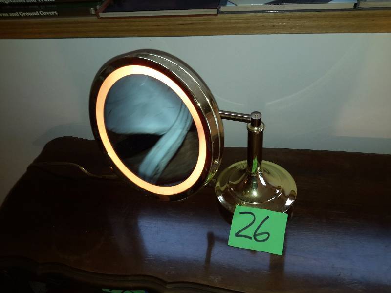 lot 26 image: Nice Lit Makeup mirror.. Works as shown