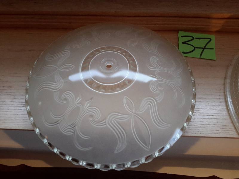 lot 37 image: Glass light ceiling fixture cover 14in diameter, 3 in deep