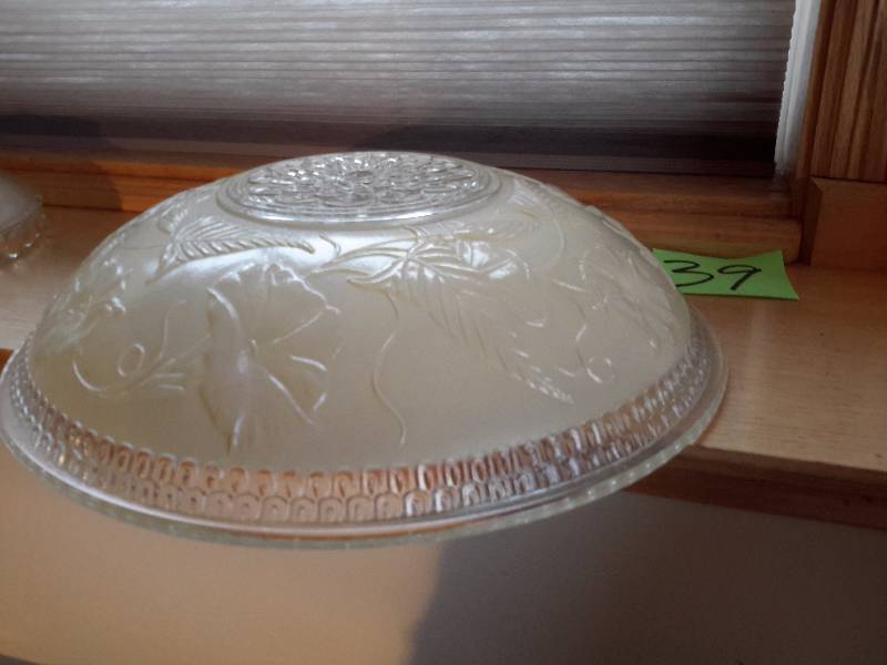 lot 39 image: Glass light ceiling fixture cover15in diameter, 4 in deep