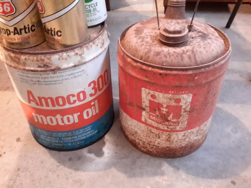 lot 92 image: 4 Cans of Oil and 2 OIL CANS