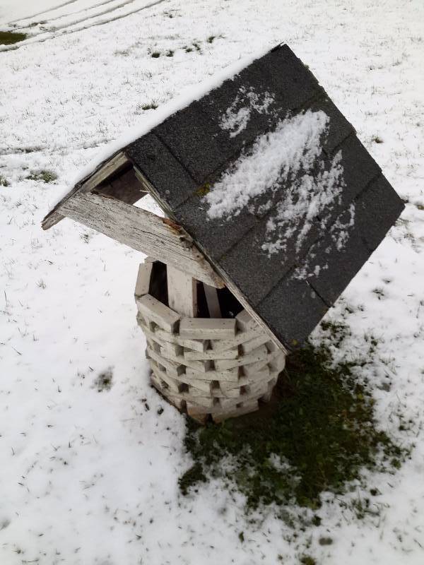 lot 110 image: Small Wooden Well house