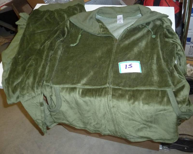lot 15 image: Womens XL lounge top and pants - da...