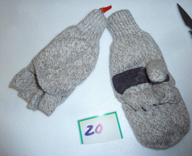 lot 20 image: fingerless mittensgloves  new - fl...