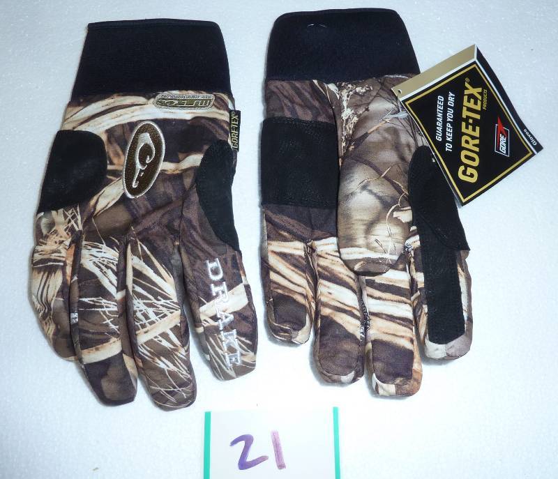 lot 21 image: New goretex Drake glove - size larg...