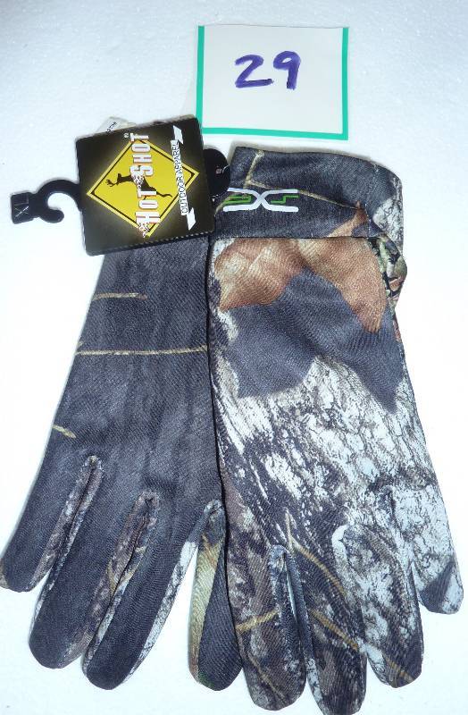 lot 29 image: Hot Shot camo gloves...