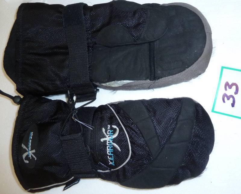 lot 33 image: IceArmor mittens - split on the sid...