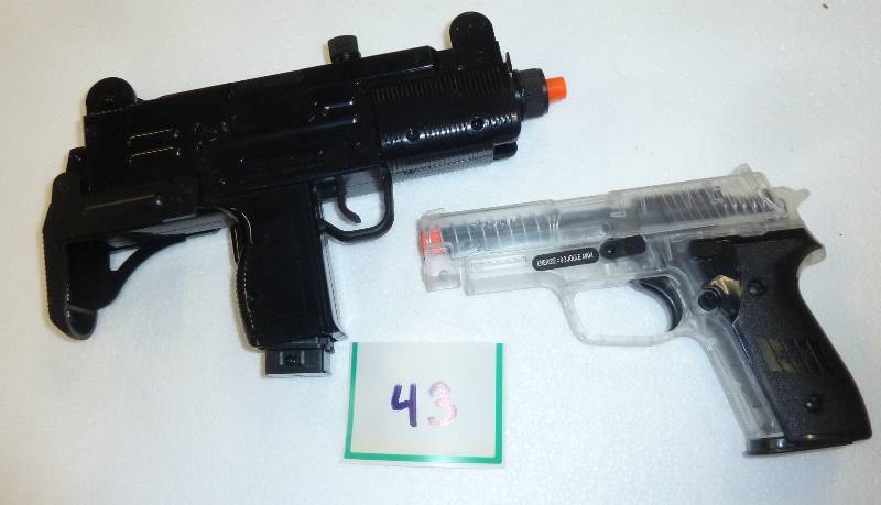 lot 43 image: 2 kids play guns...
