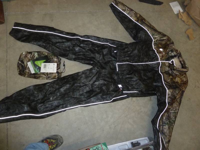 lot 75 image: Frogg Toggs Camo Rain Suit Size Lar...
