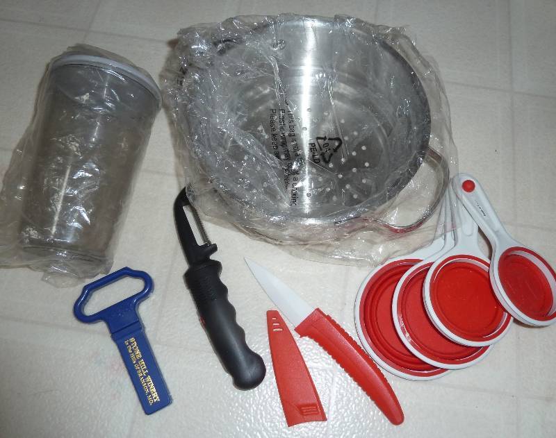 lot 88 image: New kitchen items, strainer, mixing...