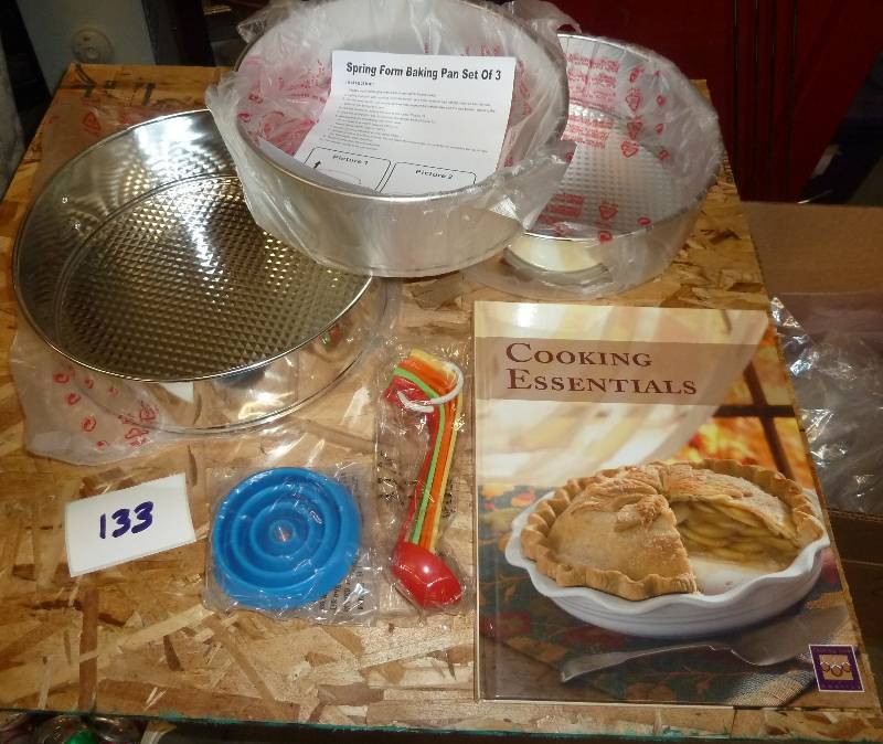 lot 133 image: Spring Form Baking pan set of 3 dif...