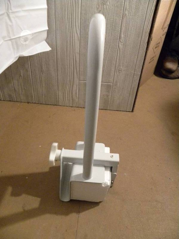 Bath tub safety rail