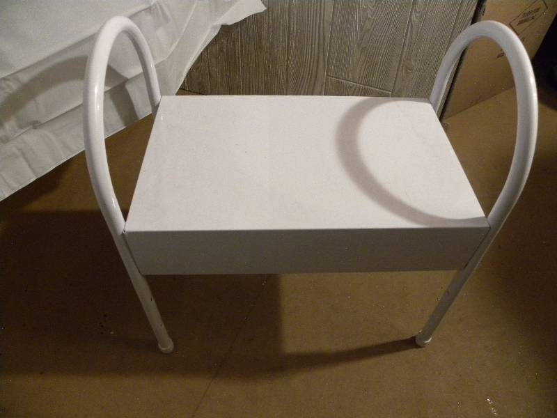 Metal bathtub seat