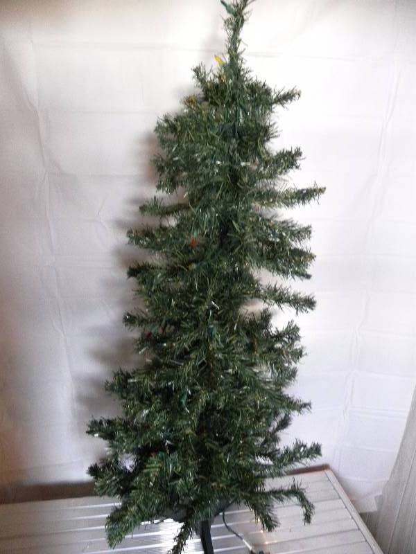 4 ft pre-lit christmas tree