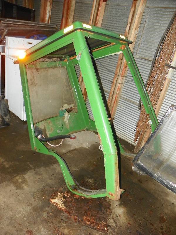 lot 8 image: John Deere Cab