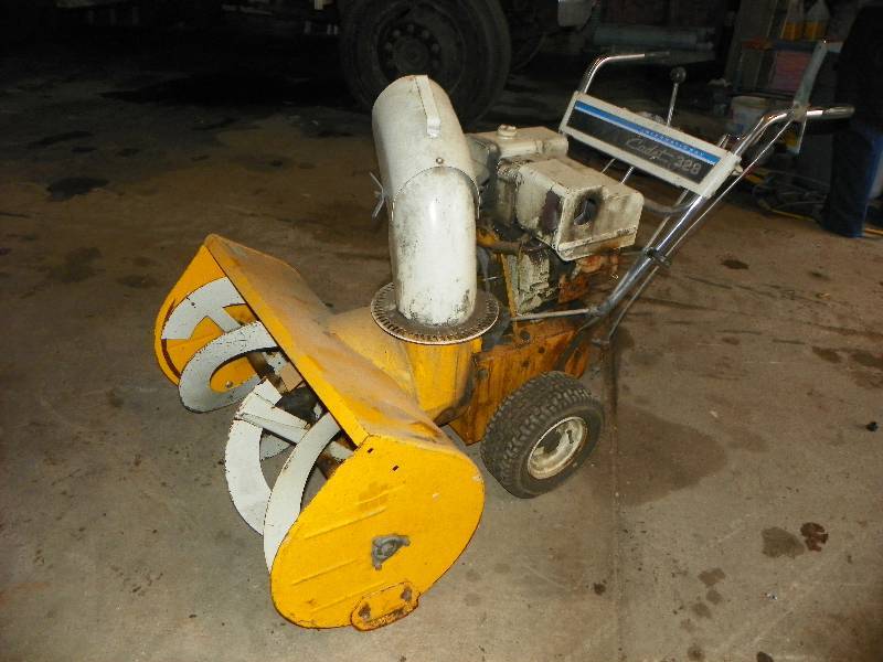 lot 16 image: Cub Cadet 328 Snowblower
