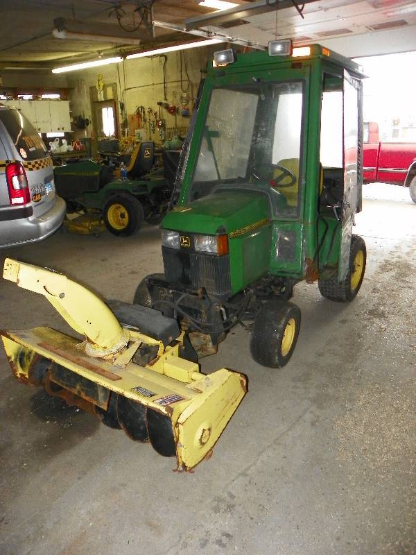 lot 17 image: John Deere 425 Tractor WCab