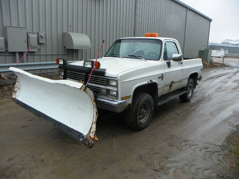 lot 23 image: 1983 K-10 Chevrolet Blazer WSnow Plow Attachment