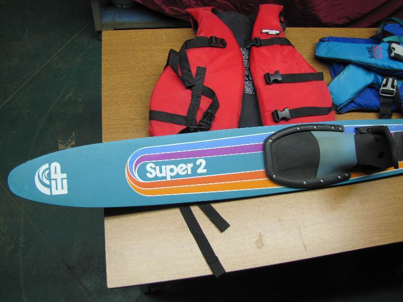 Slalom Ski plus 2 life jackets