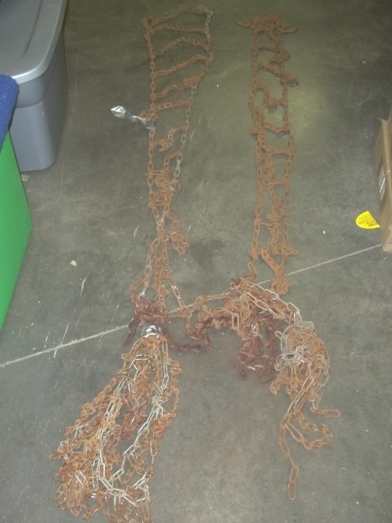 lot 1 image: Pair of car chains