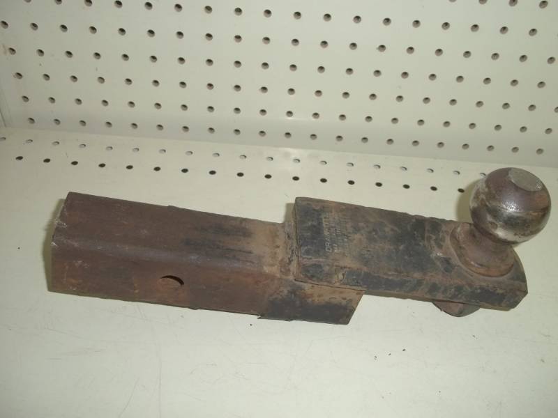 lot 5 image: 2 Receiver hitch with 2 ball