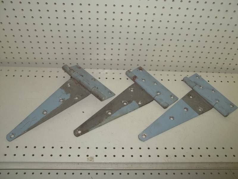 lot 7 image: 3 Large Hinges