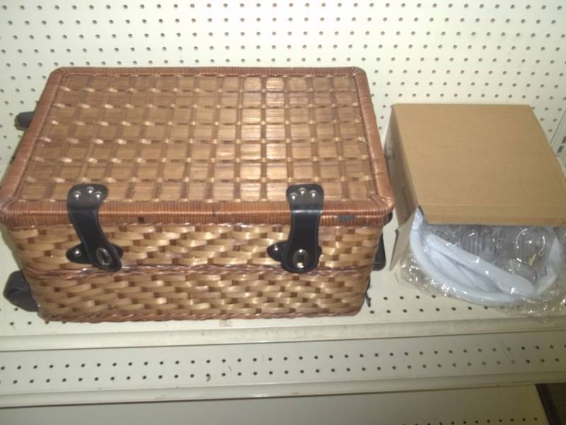 lot 22 image: Picnic basket with accessories
