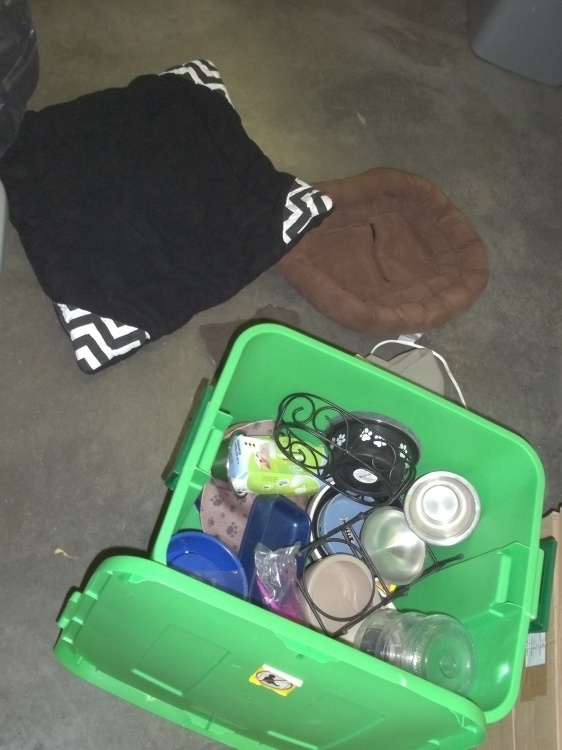 lot 25 image: Cat supplies includes water dishes, food dishes, dish holders, cat bed, includes  green tote