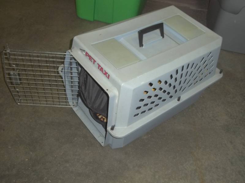 lot 26 image: 16 x 24 x 14 Pet taxi and cat play tents