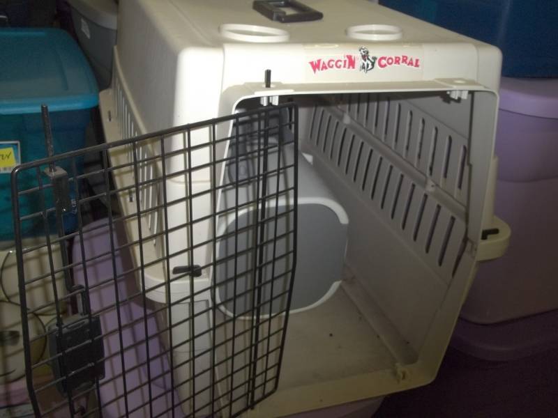 lot 27 image: Pet carrier with litter genie 17 x 18 x 26