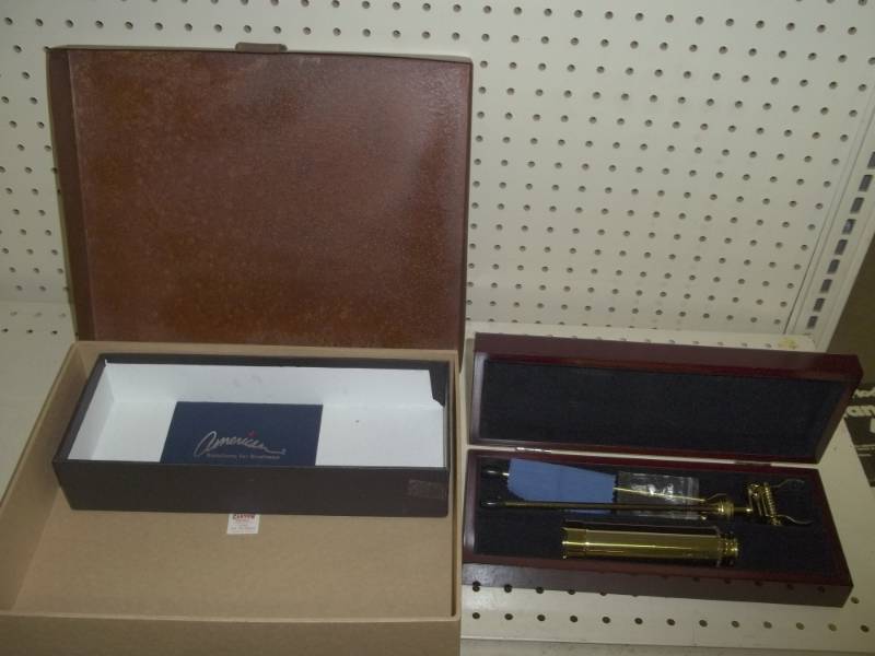 lot 33 image: Display telescope with case