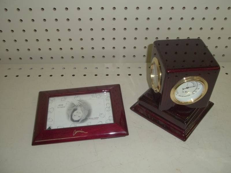 lot 38 image: Weather station and picture frame