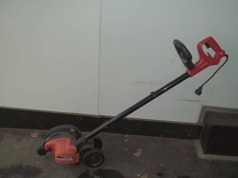lot 50 image: Black and Decker electric edger