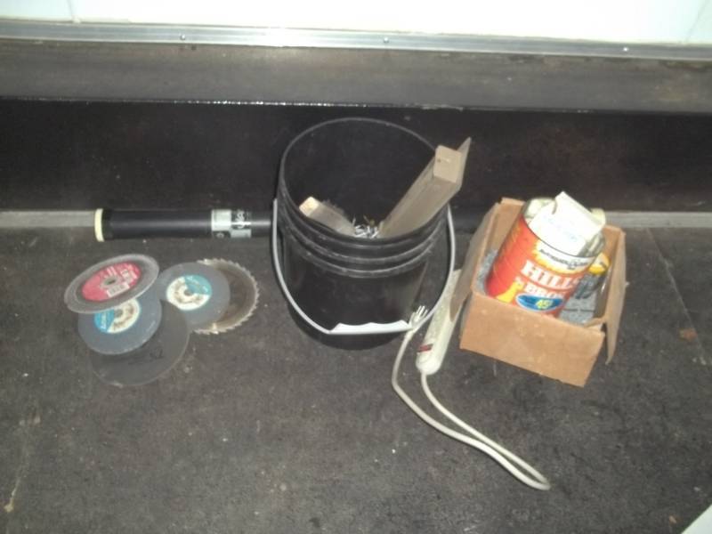 lot 54 image: Nails, saw blades and assorted items