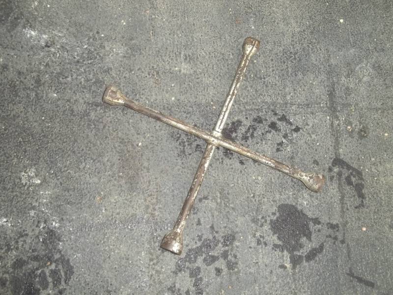 lot 55 image: Wheel wrench