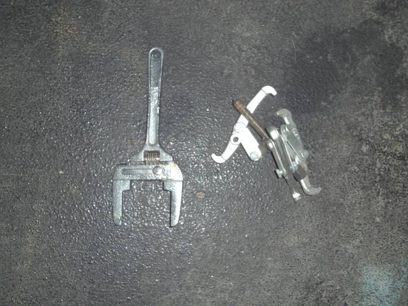 lot 56 image: Gear puller and lock nut wrench